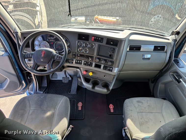 image for item EC3912 2019 Kenworth T680 semi truck