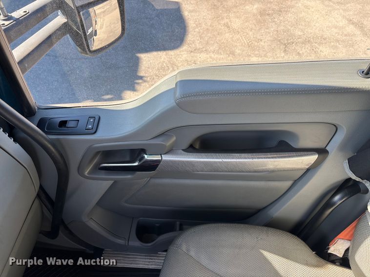 image for item EC3912 2019 Kenworth T680 semi truck