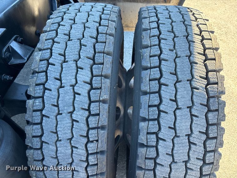 image for item EC3912 2019 Kenworth T680 semi truck