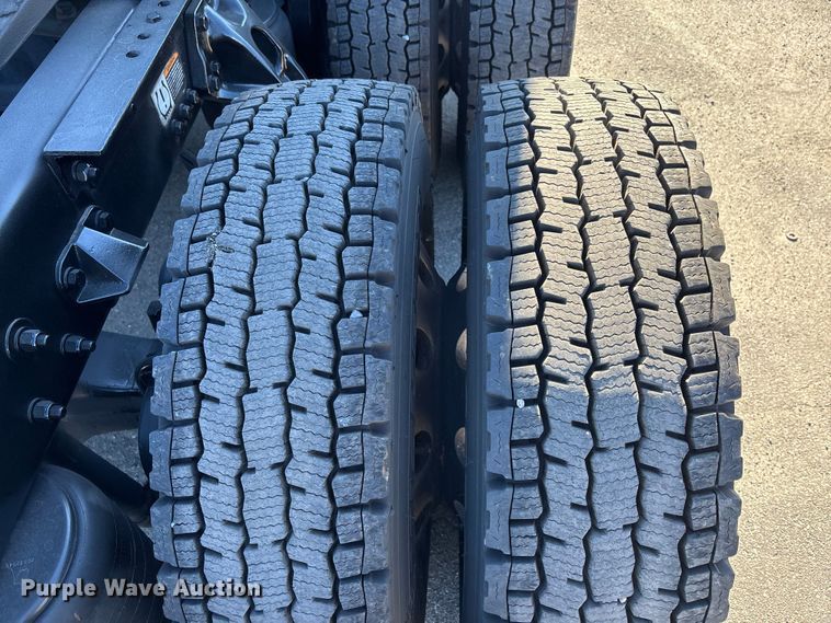 image for item EC3912 2019 Kenworth T680 semi truck