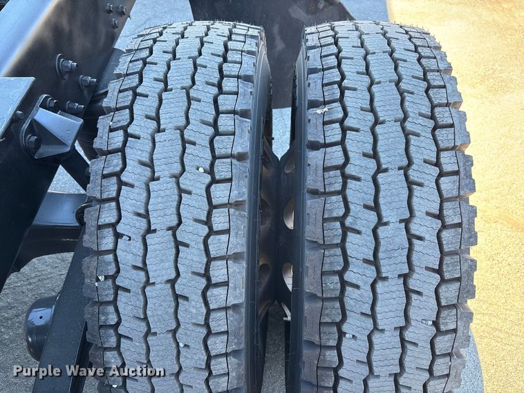 image for item EC3912 2019 Kenworth T680 semi truck