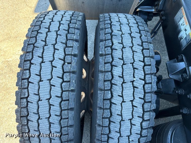 image for item EC3912 2019 Kenworth T680 semi truck