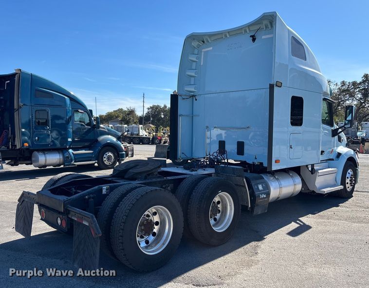 image for item EC3913 2019 Peterbilt 579 semi truck