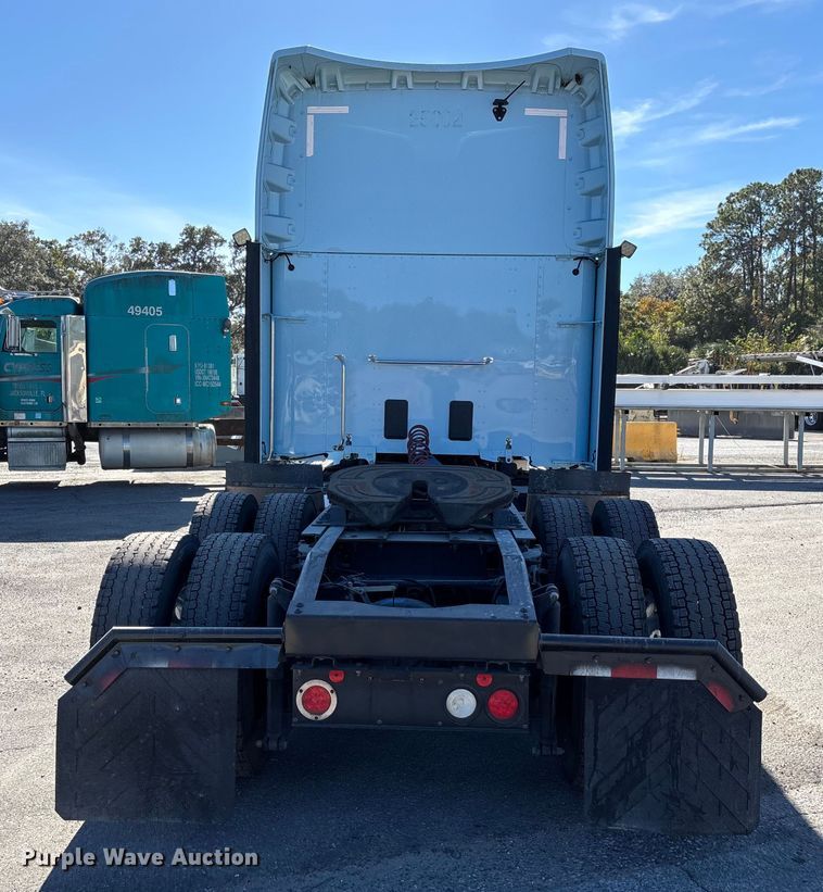 image for item EC3913 2019 Peterbilt 579 semi truck