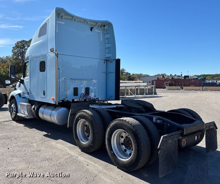 image for item EC3913 2019 Peterbilt 579 semi truck