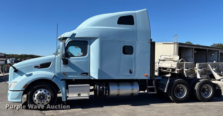 image for item EC3913 2019 Peterbilt 579 semi truck