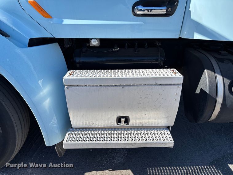 image for item EC3913 2019 Peterbilt 579 semi truck