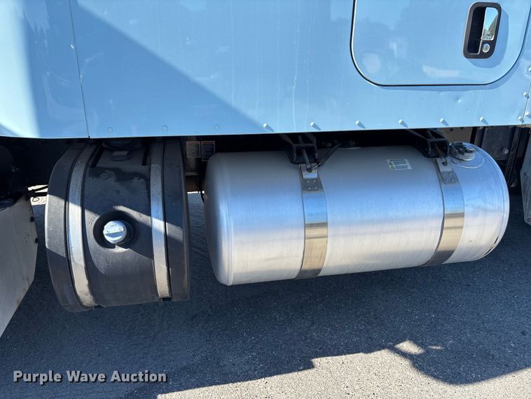 image for item EC3913 2019 Peterbilt 579 semi truck