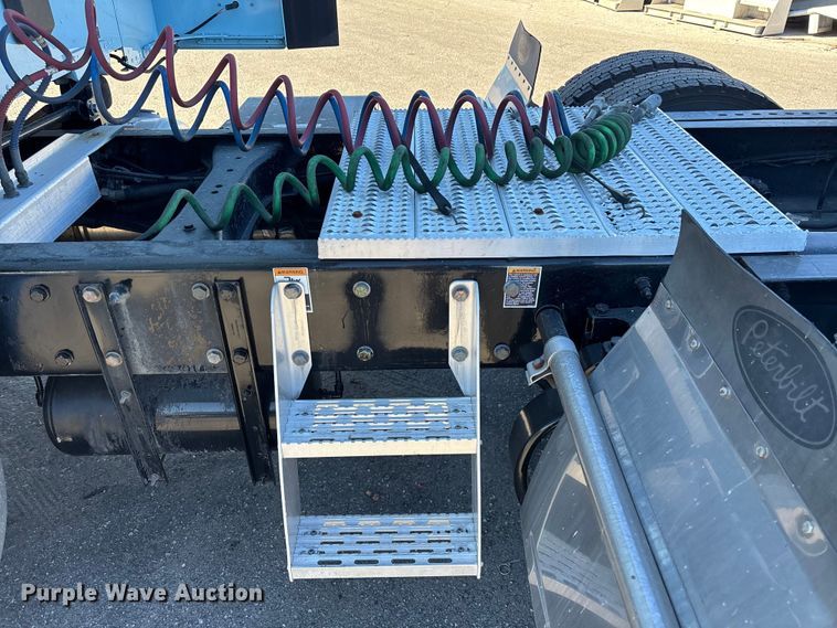 image for item EC3913 2019 Peterbilt 579 semi truck