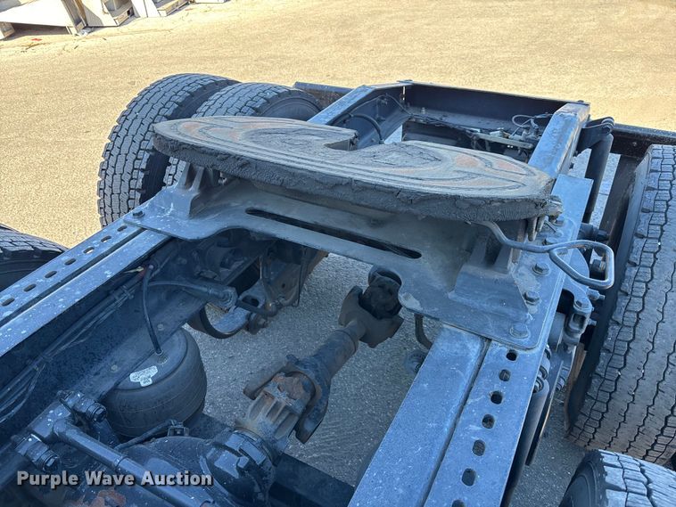 image for item EC3913 2019 Peterbilt 579 semi truck