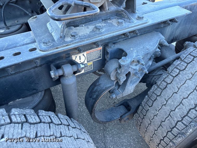 image for item EC3913 2019 Peterbilt 579 semi truck