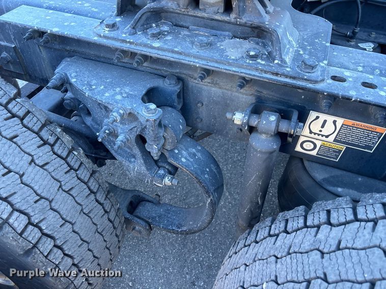 image for item EC3913 2019 Peterbilt 579 semi truck