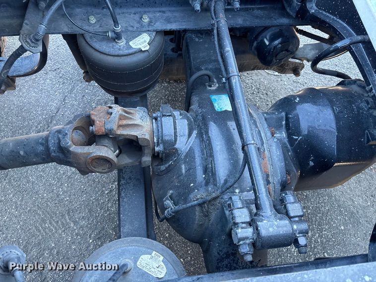 image for item EC3913 2019 Peterbilt 579 semi truck