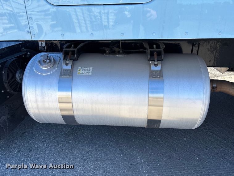 image for item EC3913 2019 Peterbilt 579 semi truck