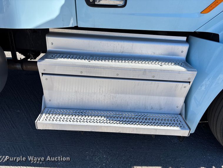 image for item EC3913 2019 Peterbilt 579 semi truck