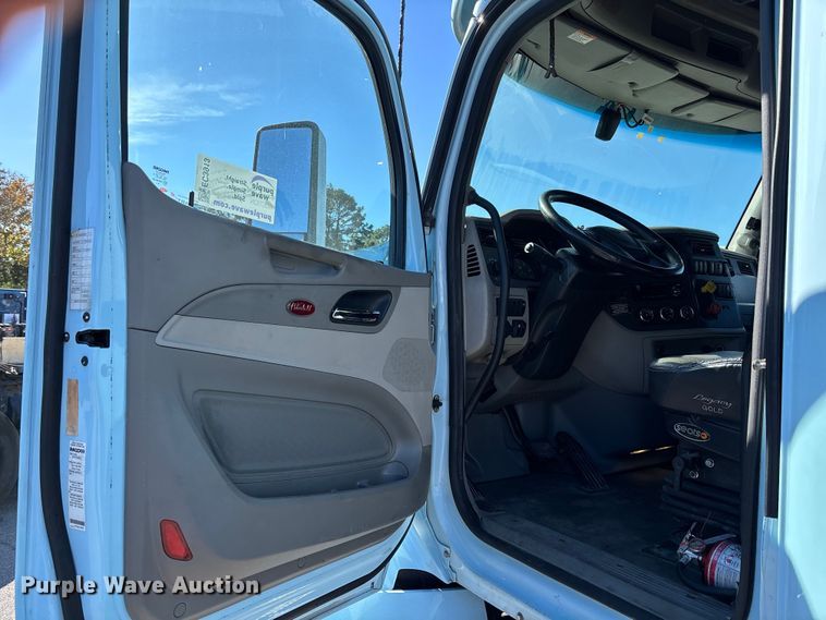 image for item EC3913 2019 Peterbilt 579 semi truck