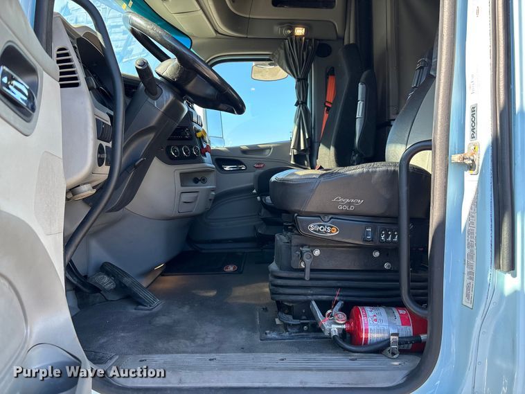 image for item EC3913 2019 Peterbilt 579 semi truck