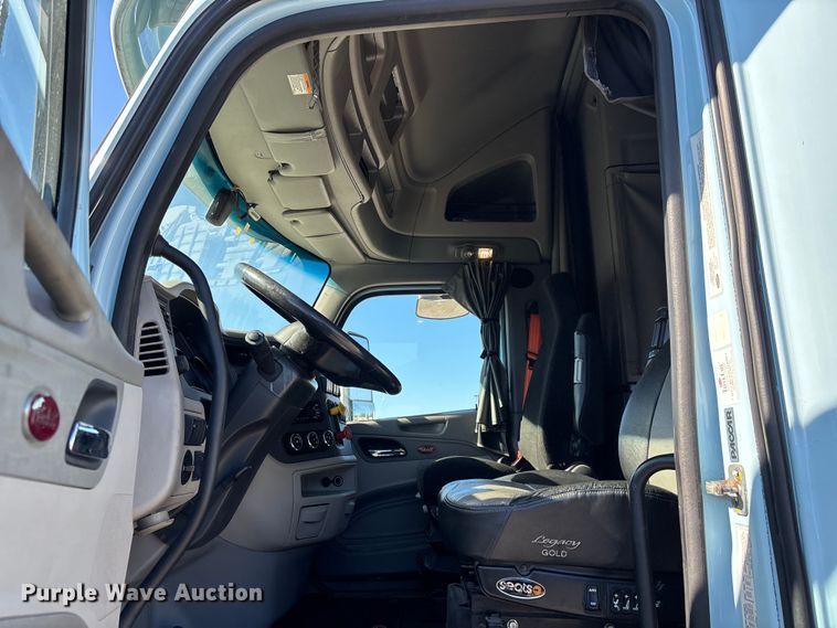 image for item EC3913 2019 Peterbilt 579 semi truck