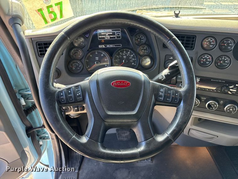 image for item EC3913 2019 Peterbilt 579 semi truck