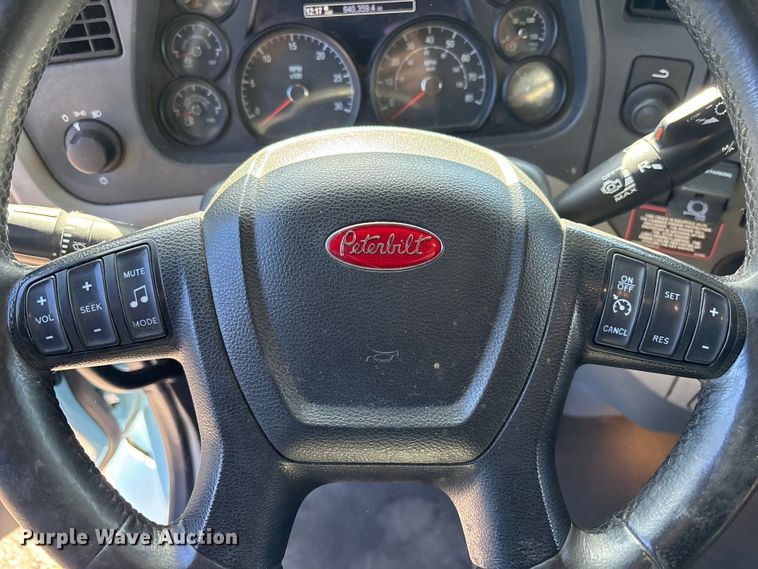 image for item EC3913 2019 Peterbilt 579 semi truck