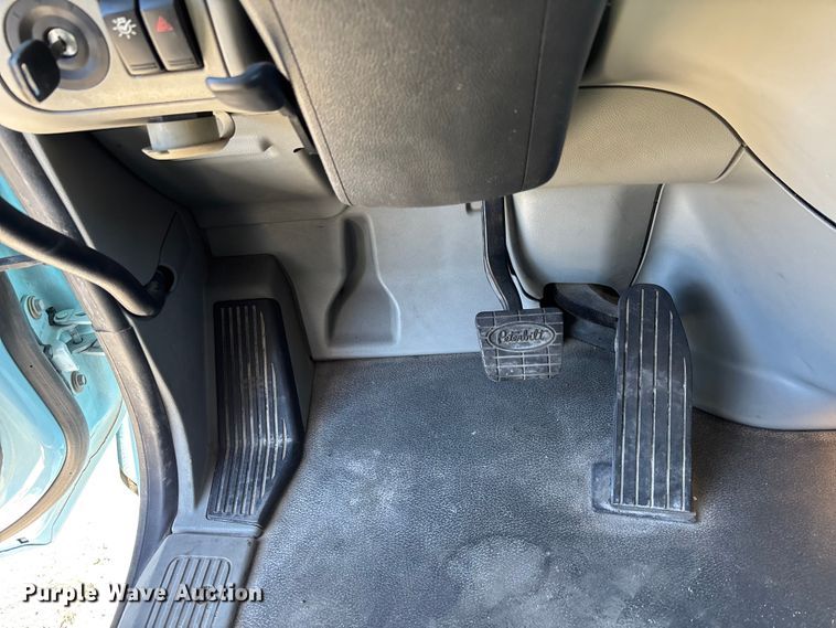 image for item EC3913 2019 Peterbilt 579 semi truck