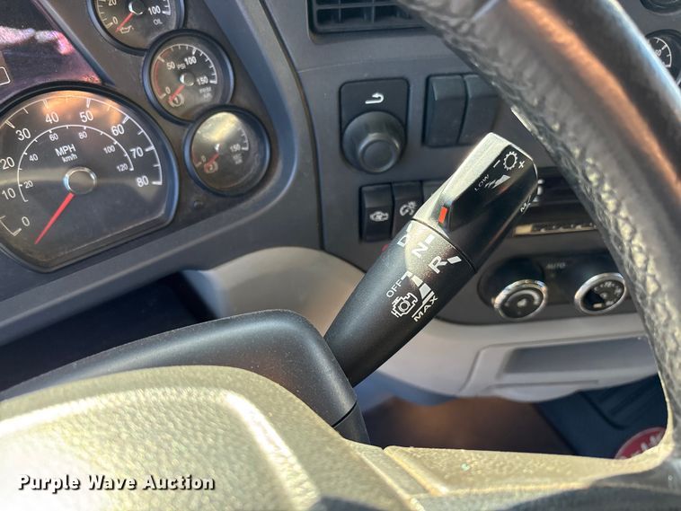 image for item EC3913 2019 Peterbilt 579 semi truck