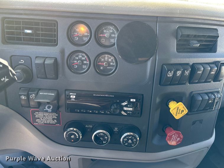 image for item EC3913 2019 Peterbilt 579 semi truck