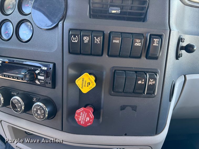 image for item EC3913 2019 Peterbilt 579 semi truck