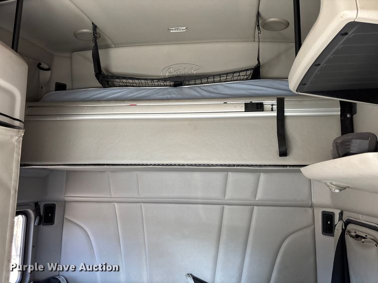 image for item EC3913 2019 Peterbilt 579 semi truck