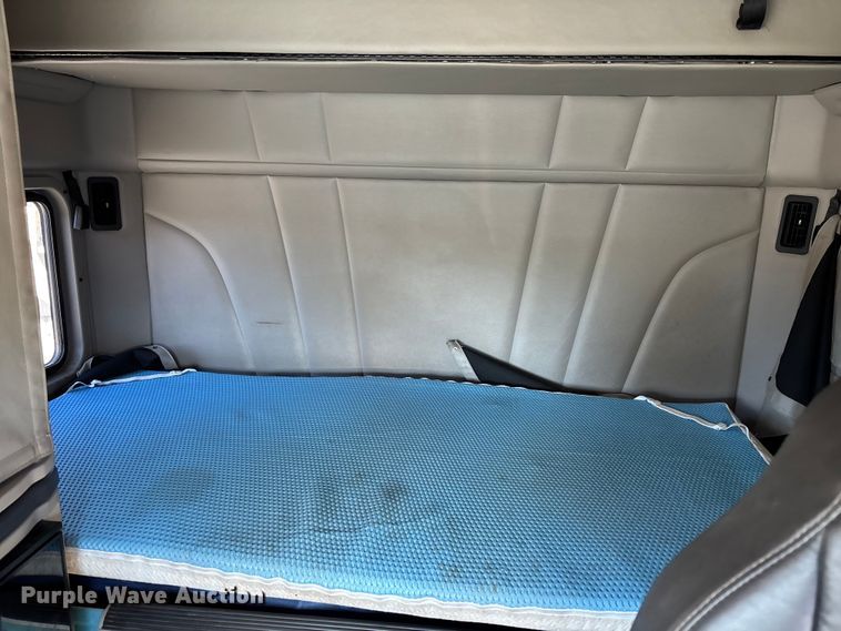 image for item EC3913 2019 Peterbilt 579 semi truck