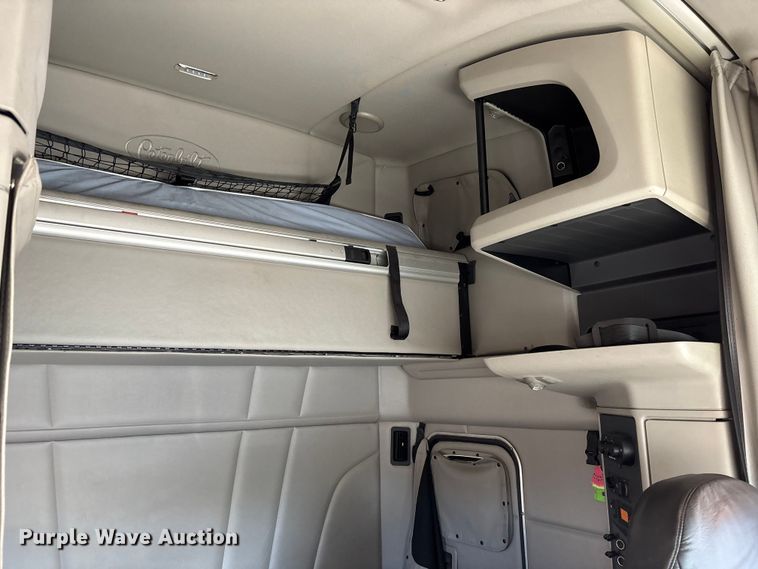 image for item EC3913 2019 Peterbilt 579 semi truck