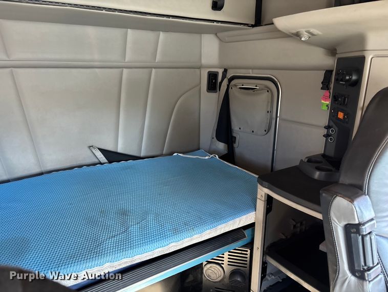 image for item EC3913 2019 Peterbilt 579 semi truck