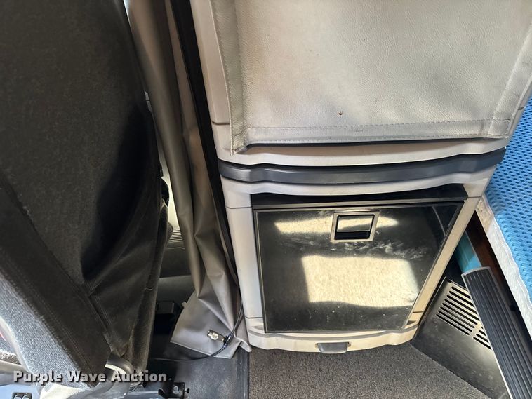 image for item EC3913 2019 Peterbilt 579 semi truck