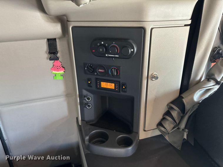 image for item EC3913 2019 Peterbilt 579 semi truck