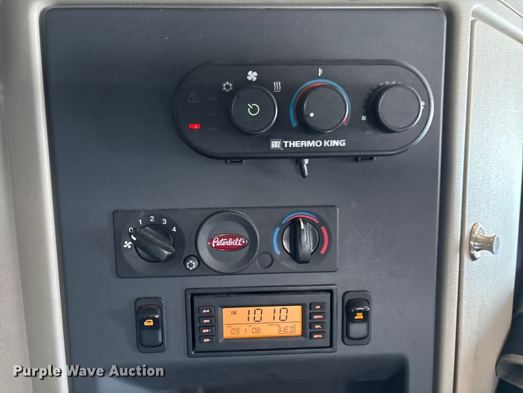 image for item EC3913 2019 Peterbilt 579 semi truck