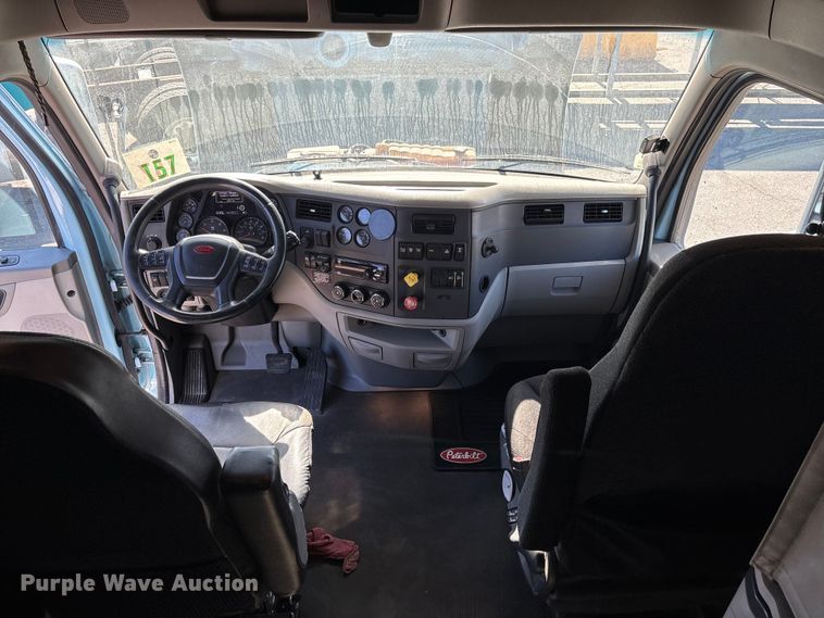 image for item EC3913 2019 Peterbilt 579 semi truck