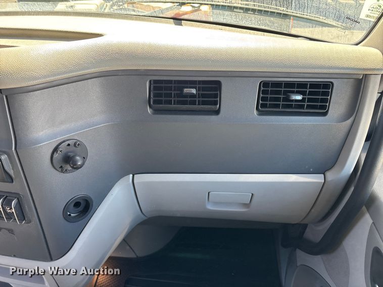 image for item EC3913 2019 Peterbilt 579 semi truck