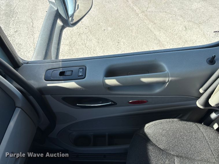 image for item EC3913 2019 Peterbilt 579 semi truck