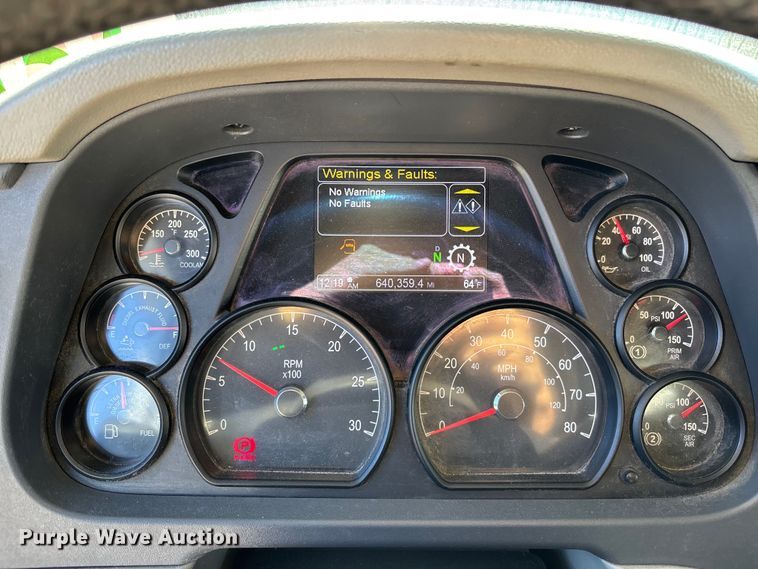 image for item EC3913 2019 Peterbilt 579 semi truck