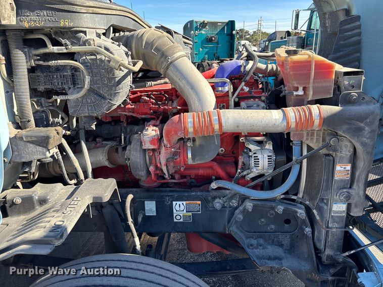 image for item EC3913 2019 Peterbilt 579 semi truck