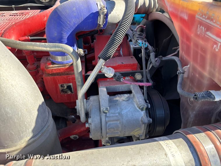 image for item EC3913 2019 Peterbilt 579 semi truck