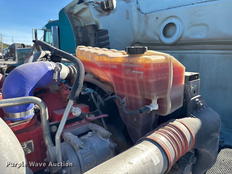 image for item EC3913 2019 Peterbilt 579 semi truck