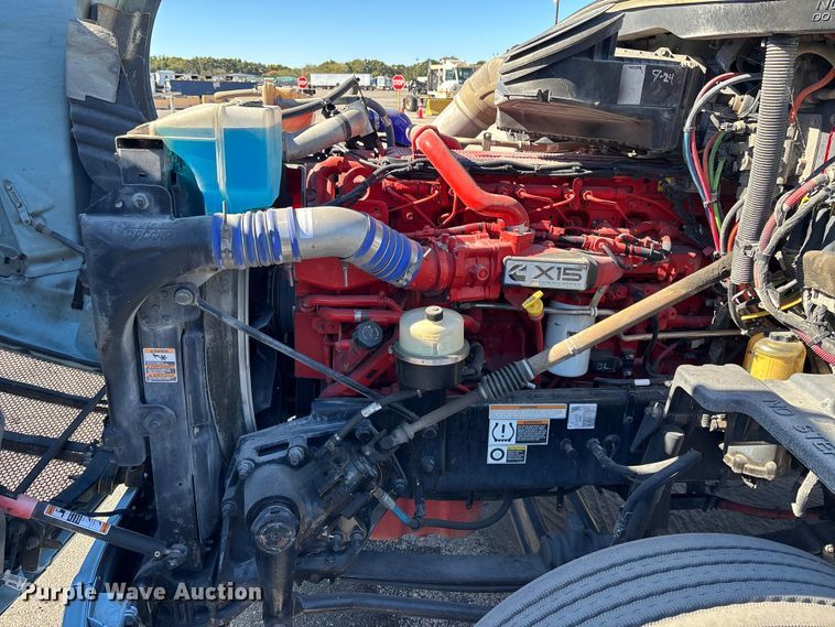 image for item EC3913 2019 Peterbilt 579 semi truck