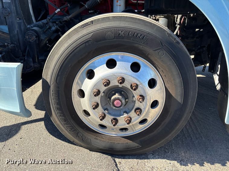image for item EC3913 2019 Peterbilt 579 semi truck