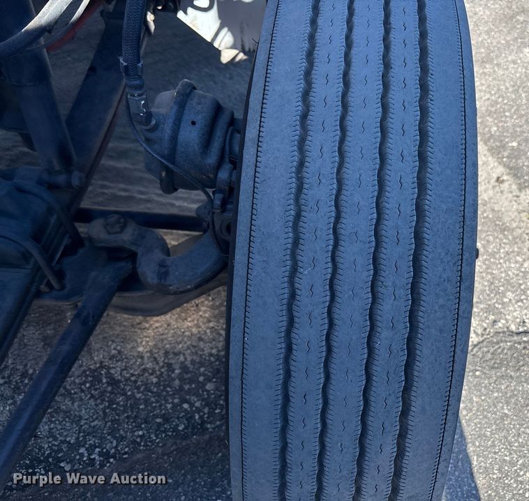 image for item EC3913 2019 Peterbilt 579 semi truck