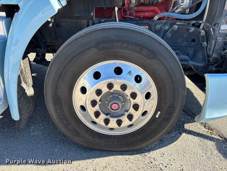 image for item EC3913 2019 Peterbilt 579 semi truck