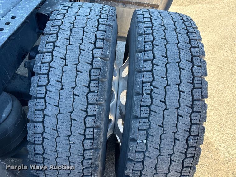 image for item EC3913 2019 Peterbilt 579 semi truck