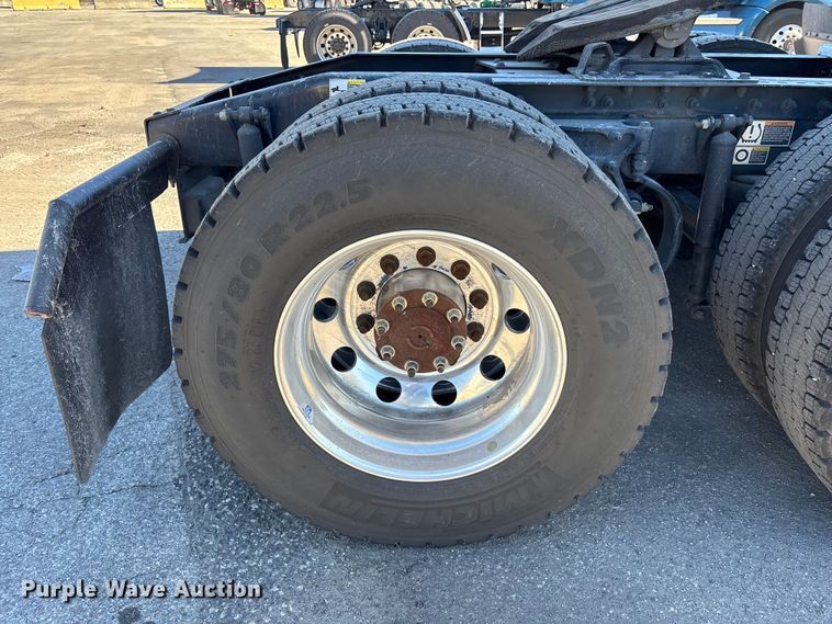 image for item EC3913 2019 Peterbilt 579 semi truck