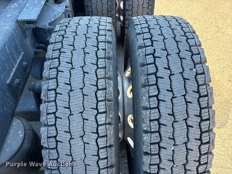 image for item EC3913 2019 Peterbilt 579 semi truck