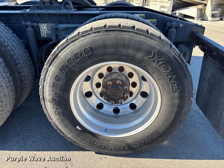 image for item EC3913 2019 Peterbilt 579 semi truck